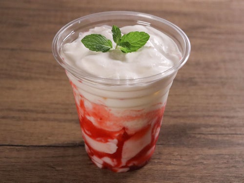 混ぜるだけで贅沢！ごろっと果実の「いちご杏仁ミルク」